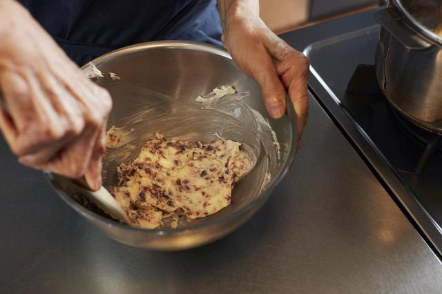 画像: ４ ２のバターと３のアンチョビ、にんにくを合わせてよく混ぜ合わせる。