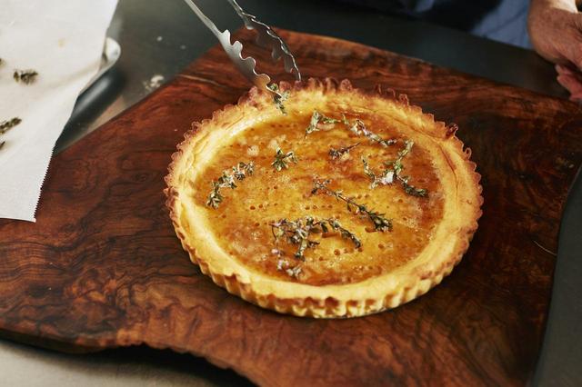 画像: 9 8の生地の粗熱が取れたら型からはずし、食べる直前に2の砂糖漬けのハーブをのせる。