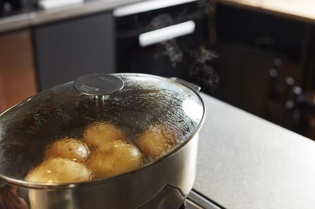 画像: １ じゃがいもはたわしなどでよく洗う。蒸し器を用意し、お湯を沸かし、じゃがいもを蒸す。