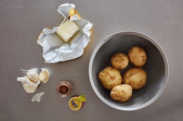 画像: 蒸し立て、ほくほく。アンチョビ入りバターで無限の誘惑