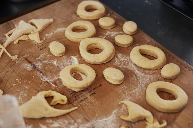 画像: 8 型で抜き、余った生地は適当な大きさに丸めておく。