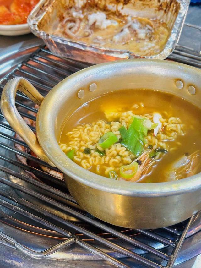 画像: 締めに海鮮ラーメン、2500ウォン。貝焼きの残りのスープも加えて