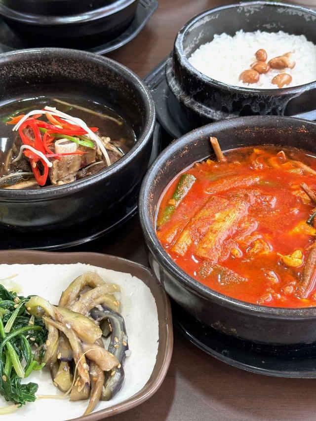 画像: ユッケジャン₩13,000（手前右）、カルビチム定食 ₩17,000（左奥）