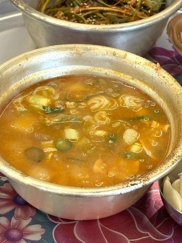 画像: 好物のドガニ（牛の膝の軟骨）入りのドガニテンジャン。サムギョプサルのサービスについてくるが、単独で注文する場合は₩4,000