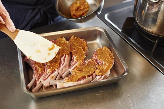 画像: 2 ラムチョップに1の味噌を塗る。