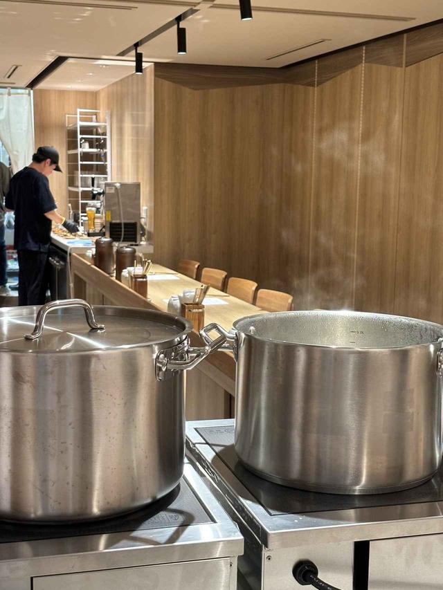 画像: 店内はカウンター18席のみ