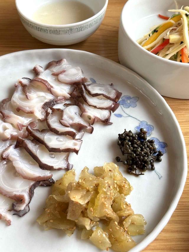 画像: 茹でたタコと香りの良いトラジ（桔梗の根）の和え物