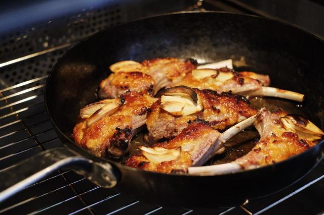 画像: 4 約250℃のオーブンで10分ほど、表面にこんがり焼き色がつくまで焼く。お好みでレタスなどの葉物類と共に器に盛り、玄米を添える。