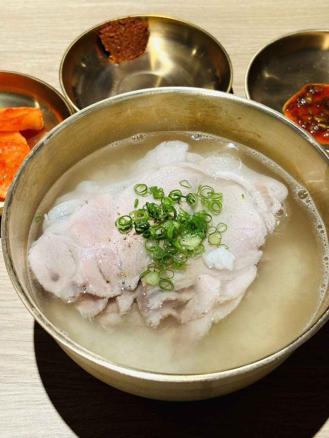 画像: ￥980円（並）と￥1,280（大）があるデジコムタン。スープご飯のクッパだ。日本店限定のメニューもある