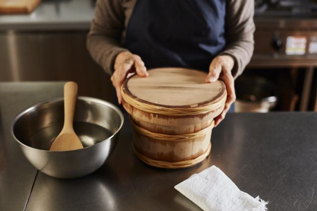 画像: ２ お米を炊いている間に、おひつを充分にぬらし、余分な水分を拭いておく。ボウルに水を張り、しゃもじとさらしのふきんを用意。