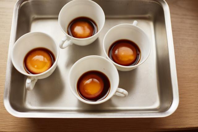 画像: １ あらかじめ「うに玉子」を作っておく。卵の黄身を小さなカップに移し、醤油を加え、ラップをして一晩おく。