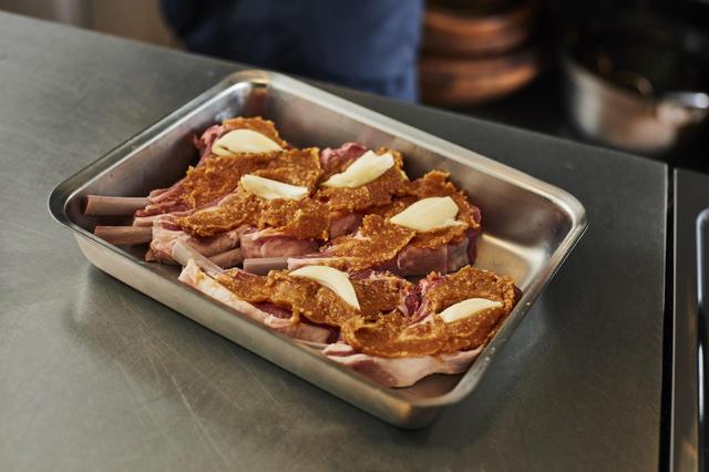 画像: 3 にんにくを叩き、2の味噌の上にのせる。