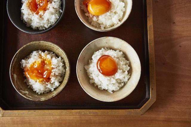 画像: 5 ごはんを器に盛り、「うに玉子」をそっとすくってのせる。