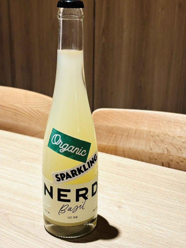 画像: ソウルで流行中の「NERD バジル スパークリング」は、グラスで￥550
