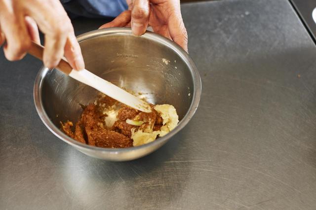 画像: 1 にんにく味噌を作る。味噌とにんにくを合わせてから、ごま油を加えてよく混ぜる。