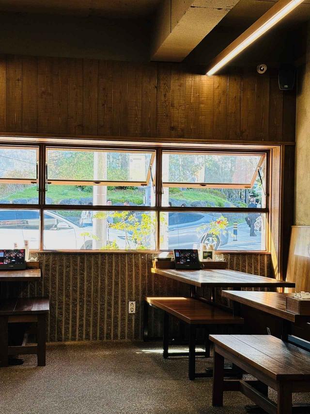 画像: ビーチからすぐ。海雲台スカイカプセルの乗り場にも近い