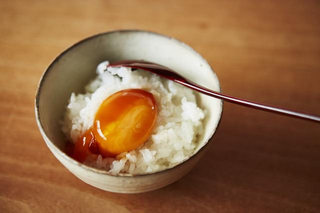 画像: 一晩、卵の黄身を醤油に漬けるだけで、ねっとりとろりとした口当たりに