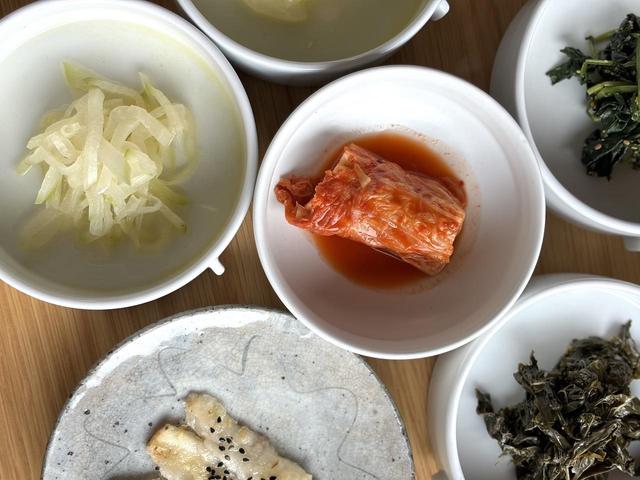 画像: 上品な味付けのナムルたち、冬に漬けたキムジャンキムチ、ツルニンジン