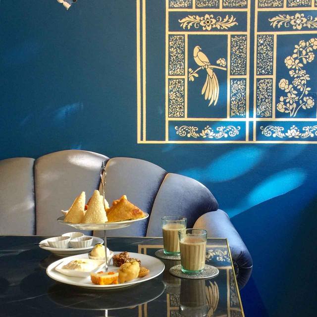 画像: 華麗な空間でいただく「ムンバイアフタヌーンティーセット」1名￥1,870（写真は2名分）。アフタヌーンティー（14:00～17:00）は電話にて要予約。1名からOK