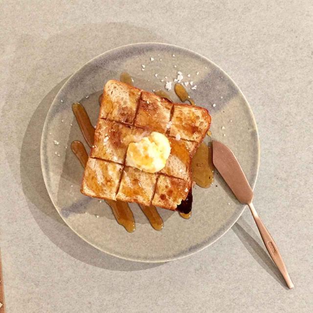 画像: Tamituトーストは、パラリと散らした塩がアクセント。￥650　。はちみつは好みのものを選べる