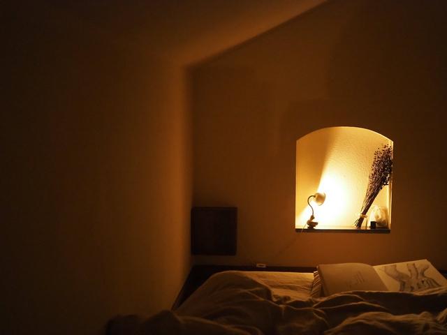 画像: “長い夜”を過ごすロフトの寝床は、どこか教会のよう。新月を迎えていたこの日は、夜空を埋め尽くす星がパヴェダイヤモンドのように輝いていた