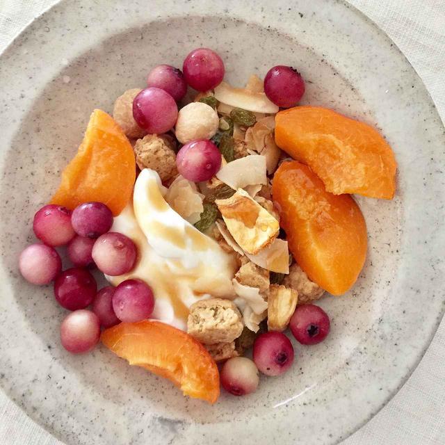 画像: グラノーラ（箱の下列中央）はヨーグルトに合わせても美味。クッキーBOXが届いた翌日、フルーツも添えて朝ごはんに活用