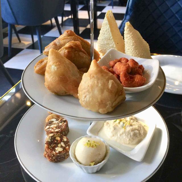 画像: “パニールパコラ”やカクテルサモサのスナックと、インド菓子“ミタイ”