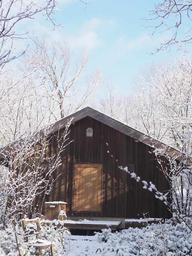 画像: 雪に覆われた2月は、どの建物も粉砂糖をまとったように美しい PHOTOGRAPHS: COURTESY OF SOUP-YA-NO-YORU