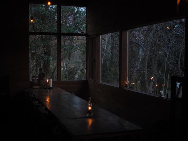 画像: “夜”を愛でる最小限の灯りのもとで夕食がはじまる