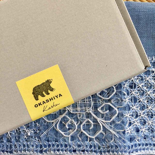 画像: ギフト箱入り。シールの色は、カーキとイエローの2色から選べる。レモンケーキ6個セット￥2,490