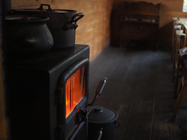 画像: 寒さがます冬は暖炉の炎もご馳走となる