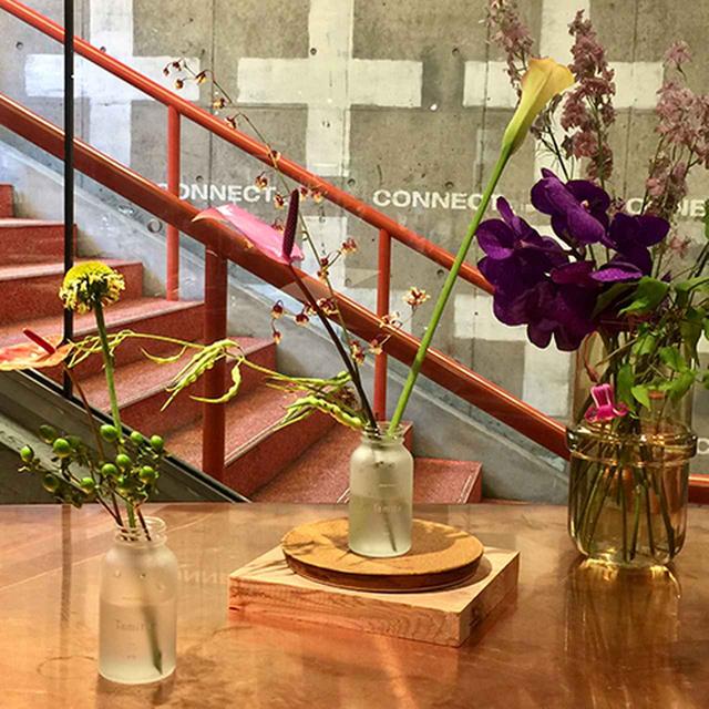 画像: 空き瓶も愛らしく、花あしらいにも活躍