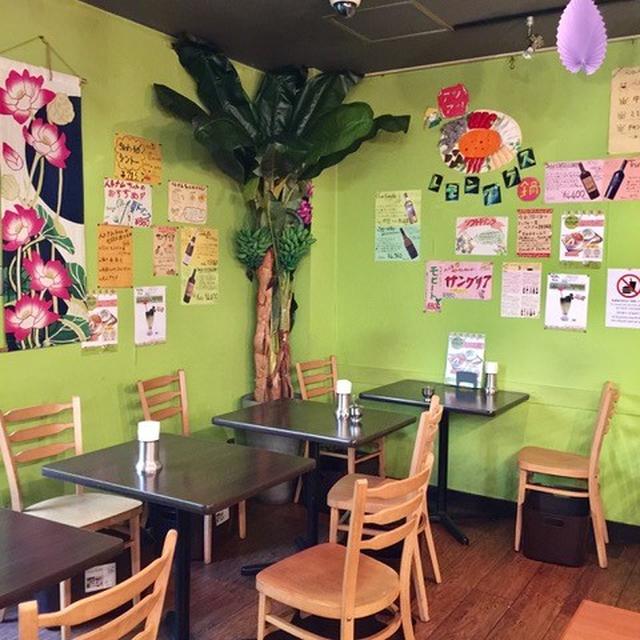 画像: 近藤由美さんのチャーミングなイラストが壁を飾る大久保店（※2023年4月時点）