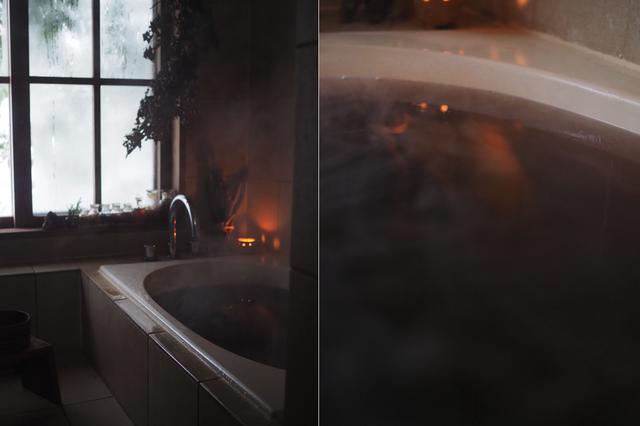 画像: 満月の日にクロモジの枝葉を摘み、旅人を迎える前日の夕暮れから大鍋で煮出すという、濃厚なクロモジの薬草湯