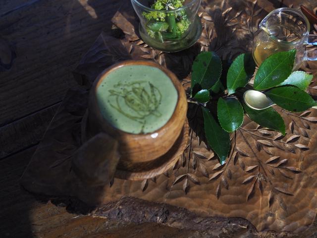 画像: 「クロモジの養生エッセンス」と題したスムージー。コクのある甘味の奥からクロモジが香る