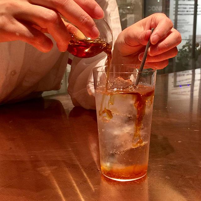 画像: 炭酸水に、Herbal Honeyを加えて。「プロテクト」がテーマの618を加えるのが一番人気。ジンジャーエールのような爽やかな味わい。Tamituソーダ￥500