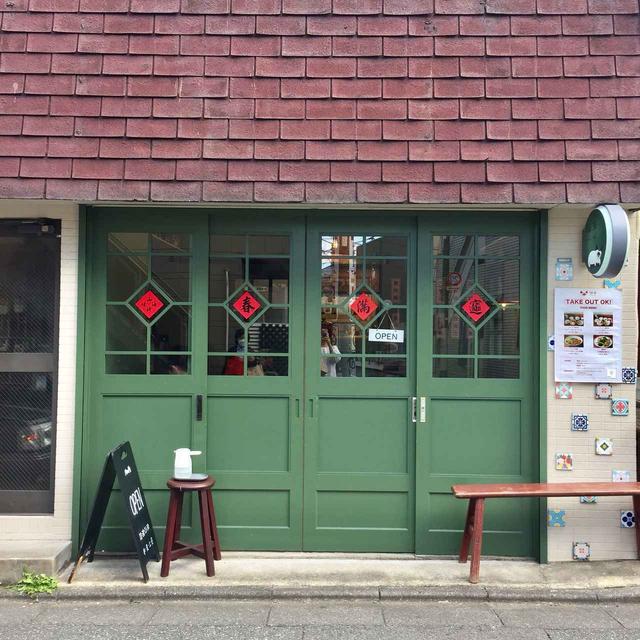 画像: カウンターとテーブル席数席のこぢんまりしたお店