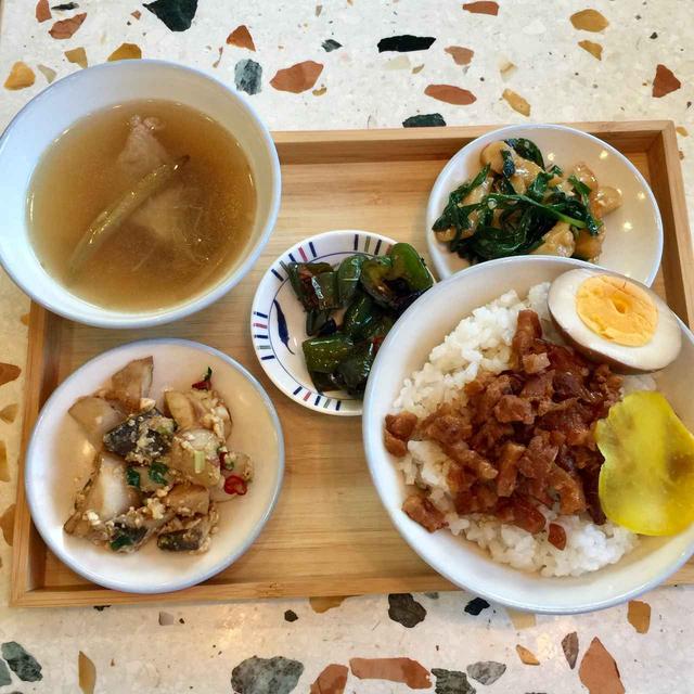 画像: 魯肉飯（ルーローハン）定食￥1,100。副菜も家庭の味といった趣で癒される