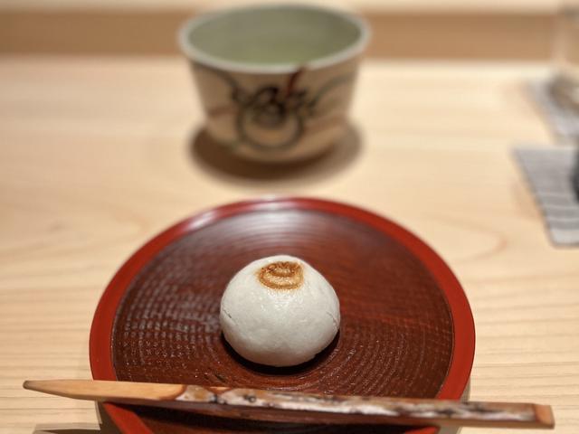 画像: 抹茶と自家製の生菓子。寒さが厳しい夜だったので、薯蕷まんじゅうは蒸して、ほかほかで提供される