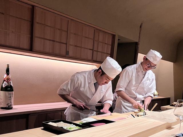 画像: 店名は「井の中のかはづ大海を知らず。されど空の青さを知る」から。「狭い世界しか知らないが、そんな自分だからこそ見える景色があるはず」と、土田さん（左）