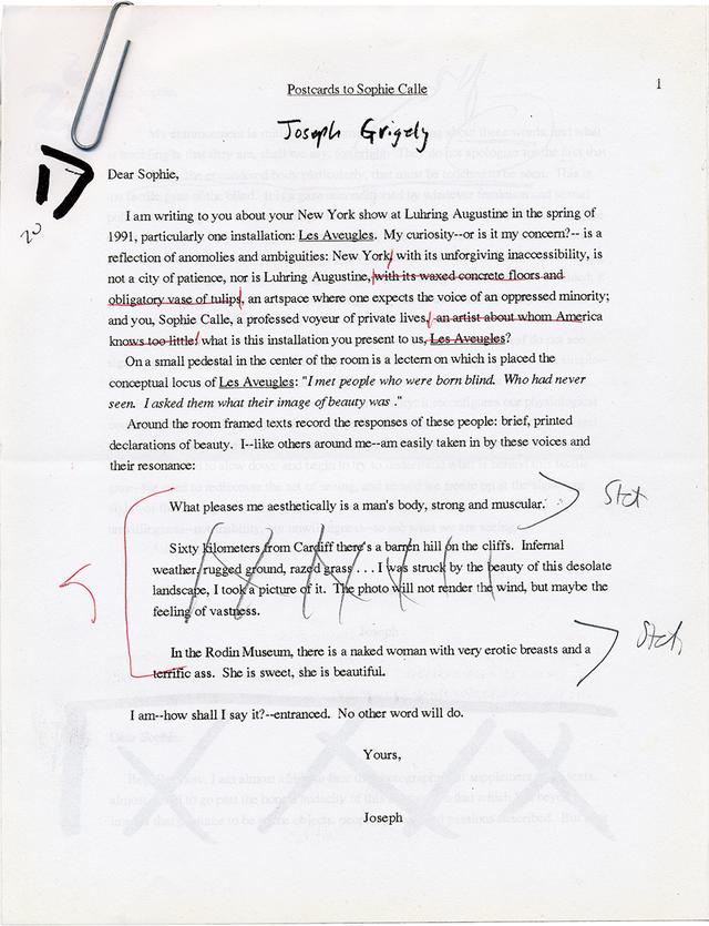 画像: アーティストのジョセフ・グリゲリーの作品《Postcards to Sophie Calle (ソフィ・カルに宛てた絵葉書)》(1991年)の中の文書。 PAUL LITHERLAND; JOSEPH GRIGELY, MANUSCRIPT FOR “POSTCARDS TO SOPHIE CALLE,” 1991, COURTESY OF THE ARTIST.