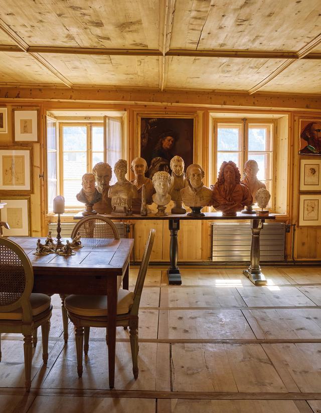 画像: ダイニングルームに配された、17世紀の画家ジュゼッペ・ヌヴォローネの自画像と、さまざまな時代に制作されたテラコッタや大理石の胸像のコレクション。