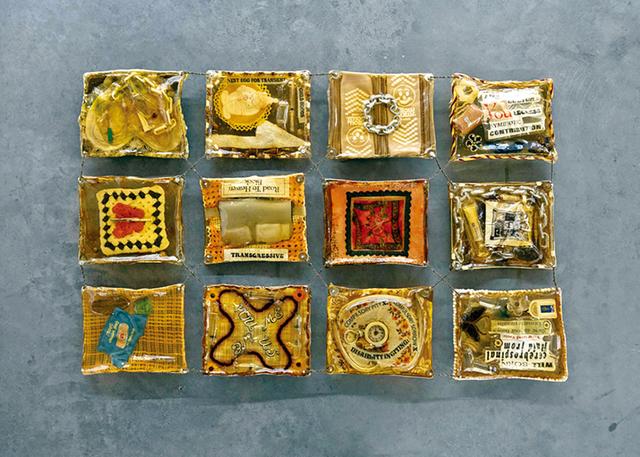 画像: フランクリンの作品《Utricle Quilt―Membrane Comforter (小嚢のキルト―膜の布団)》(2023年)には点滴用チューブや使用期限が過ぎた薬品などの素材が使われている。 SHARONA FRANKLIN, “UTRICLE QUILT — MEMBRANE COMFORTER,” 2023, COURTESY OF THE ARTIST AND BRADLEY ERTASKIRAN GALLERY.