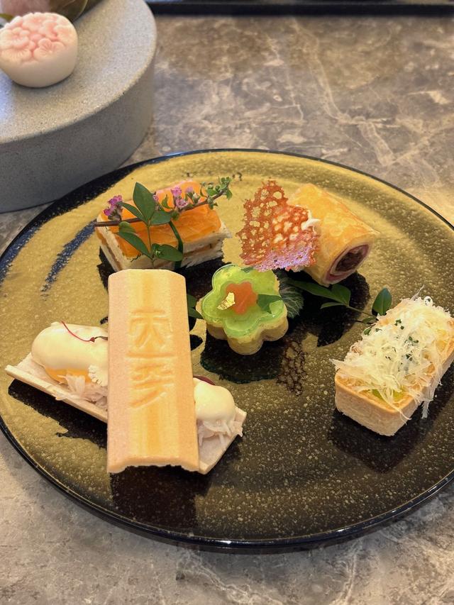 画像: ビーフパストラミとオニオンコンフィのクレープロール、自家製スモークサーモンと胡瓜、紫蘇のサンドウィッチなども！