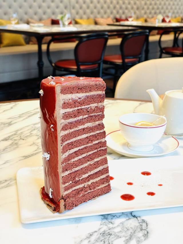 画像: ベルベットケーキ「タワー・オブ・アスター」。単品は￥2,200、ケーキセット￥2,800。ハート型のメッセージプレートもあり、8色から選べる。要予約