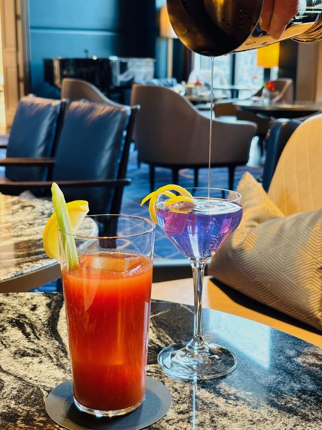 画像: ブラックペッパーの効いた「レッドスナッパー」（￥2,600）。奥は、「バイオレットアワーマティーニ」。オレンジやバイオレットリキュールを使った香りのいいマティーニだ（￥2,600）