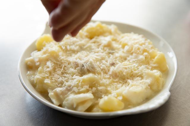 画像: チーズはパルミジャーノ・レッジャーノでも、溶けるチーズでも。カリカリ感が食欲をそそるので、パン粉も必ず振って。