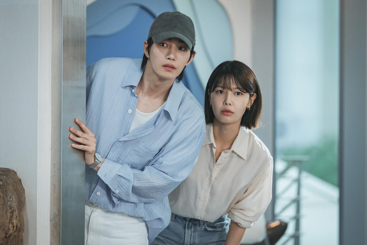 画像 : アイドル役のキム・ジェヨン（左）とチェ・スヨン（右）　© 2025 Astory Co., Ltd. & KT Studiogenie Co., Ltd. All Rights reserved.