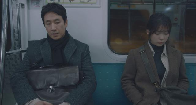 画像: ドンフン役のイ・ソンギュン（左）とIU（右）　©STUDIO DRAGON CORPORATION