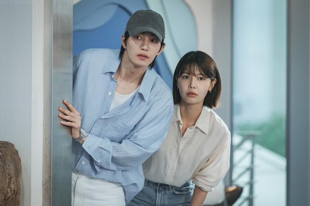 画像: アイドル役のキム・ジェヨン（左）とチェ・スヨン（右）　© 2025 Astory Co., Ltd. & KT Studiogenie Co., Ltd. All Rights reserved.